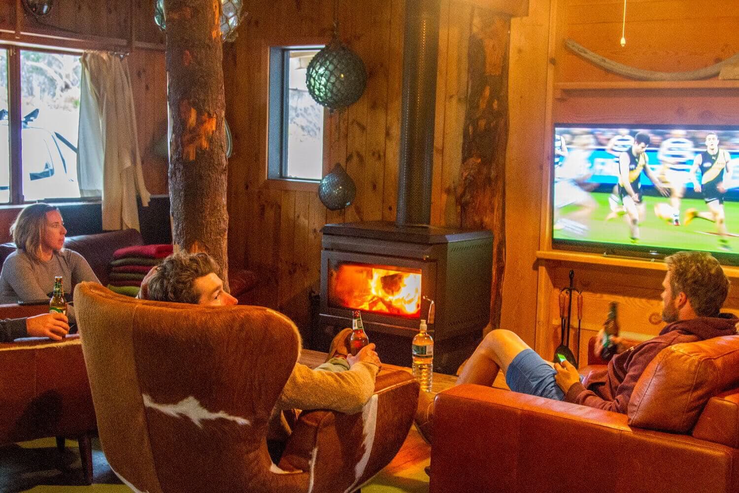 bruny-island-lodge-dylan-lounge-watching-footy-1500x1000-IMG1200